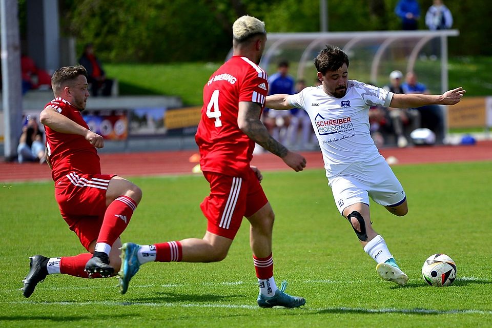 Mit dem 0:2 durch Bobingens Nikolai Petereit (weißes Trikot) war das Spiel in Mering entschieden.