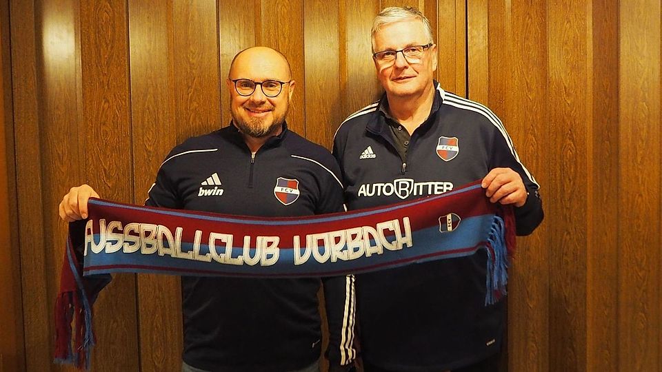 Abteilungsleiter Gerhard Wilterius (rechts) begrüßt Peter Schramm als neuen Trainer beim FC Vorbach.