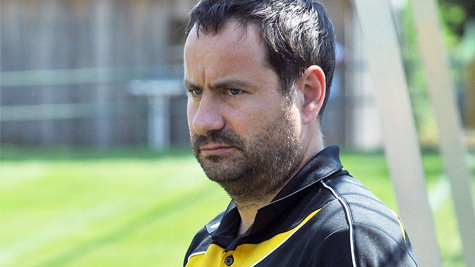 Aufgrund der Personalnot und um Zeit zu schinden, wechselte sich Christian Rost beim TSV Leitershofen selbst ein.   F.: A. Lode