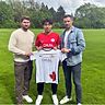 Takero Itoi (Bildmitte) neu beim KSV Hessen Kassel. Im Bild zusammen mit sportlichen Leiter Ingmar Merle (li.) und KSV-Geschäftsführer Sören Gonther (re.)