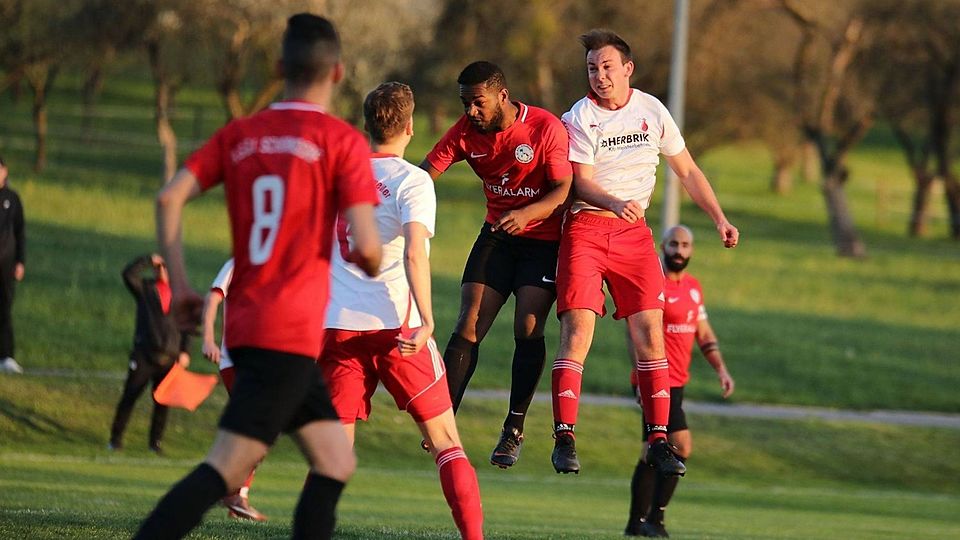 ASGI Schorndorf (rote Trikots) bejubelt einen Dreier. 