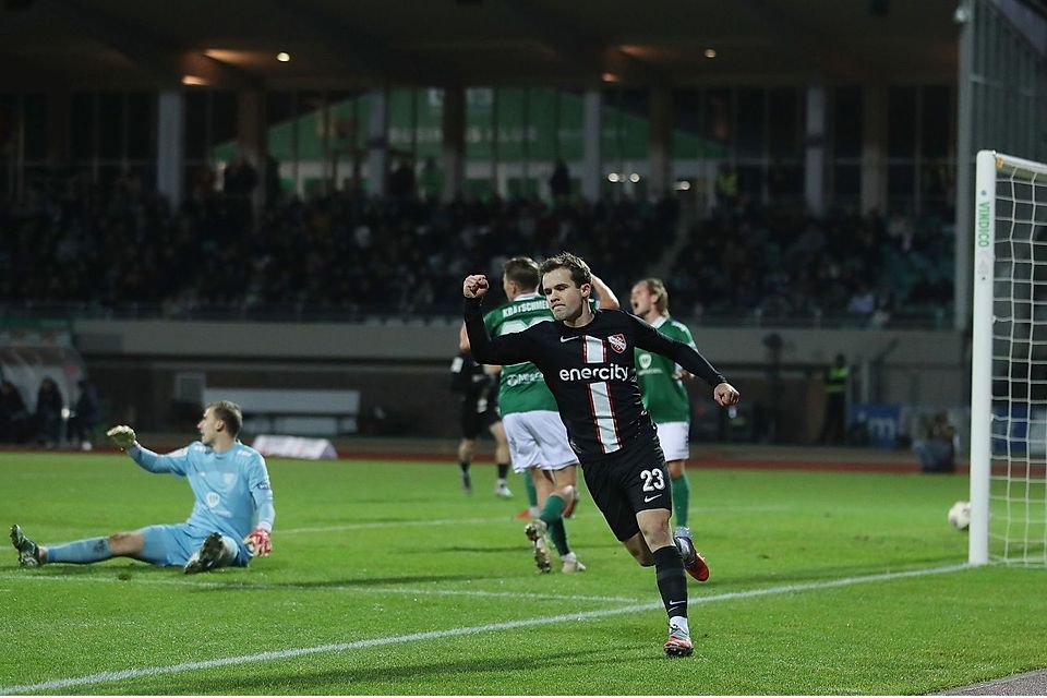 Nein, es soll anscheinend nicht sein mit den Schweinfurtern und der 3. Liga. Am Sonntagabend kassierten die Schnüdel die 16. Pleite im 18. Spiel. Nein, es soll anscheinend nicht sein mit den Schweinfurtern und der 3. Liga. Am Sonntagabend kassierten die Schnüdel die 16. Pleite im 18. Spiel.