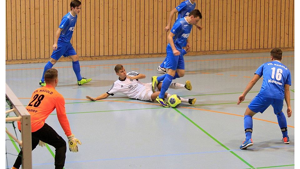 Das Ü-19-Team des VfL Nagold (blaue Trikots) lässt in der Abwehr gegen die SF Gechingen nichts anbrennen Foto: Kraushaar
