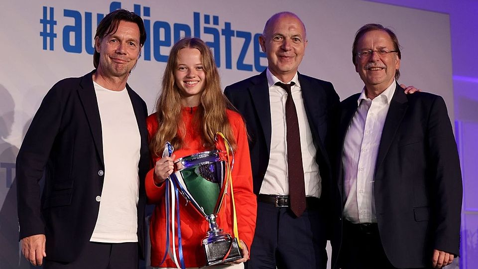 Christoph Netzel, Bernd Neuendorf und Rainer Koch (v. l.) mit der strahlenden Amelie Zimmermann.