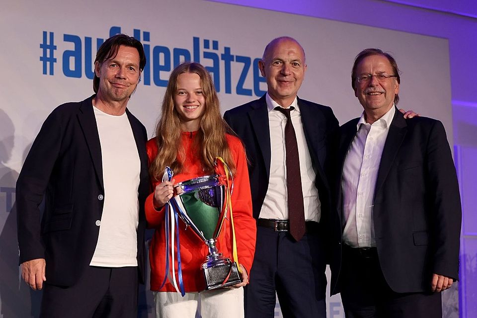 Christoph Netzel, Bernd Neuendorf und Rainer Koch (v. l.) mit der strahlenden Amelie Zimmermann.