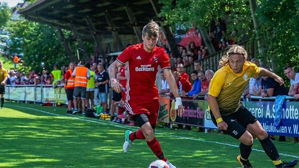 Vornbach um Torjäger Lukas Zillner (re.) darf dank des Erfolgs im Relegationsspiel gegen Straßkirchen auch in der neuen Saison in der Kreisliga antreten. F: Solek