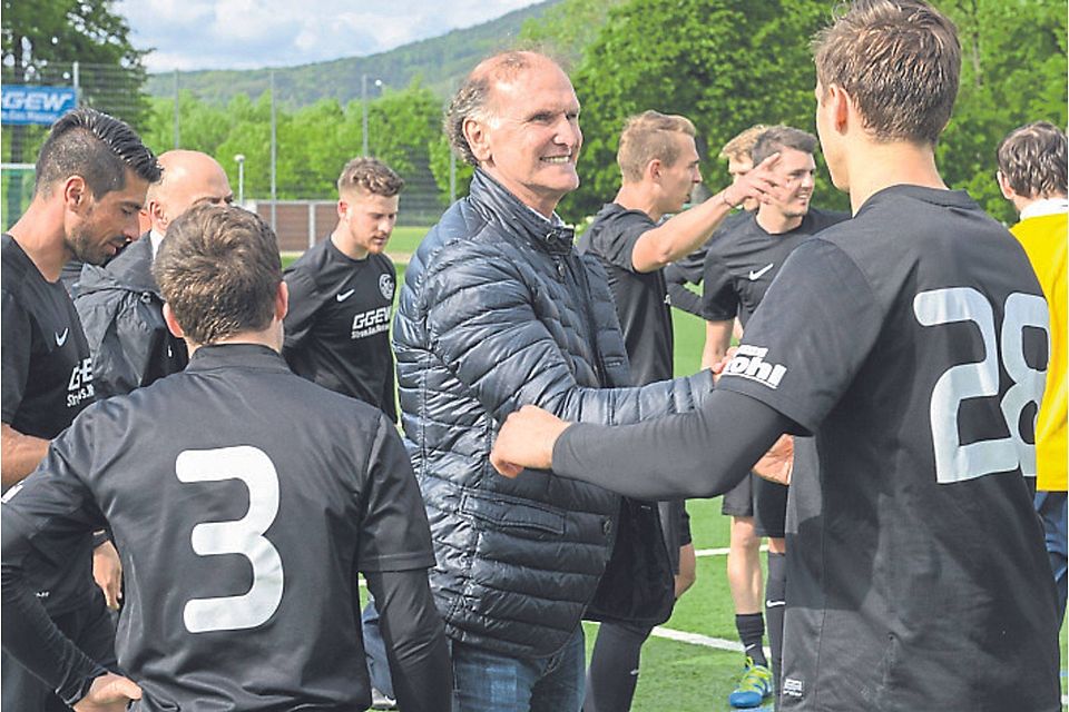 Der Meistermacher: Trainer Ronald Borchers (MItte) und seine Schützlinge feiern die Rückkehr in die Verbandsliga Süd. Foto: Sascha Lotz