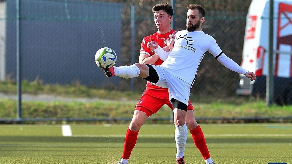 Besmir Arifaj (re.) steckt in einer ziemlich verzwickten Lage 