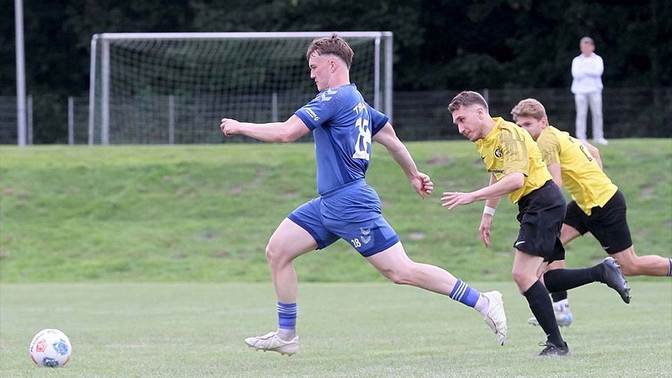 Luis Pallokat (li., TSV Plön) gelingt mit dem 3-2 die große Überraschung gegen das Spitzenteam Heikendorfer SV