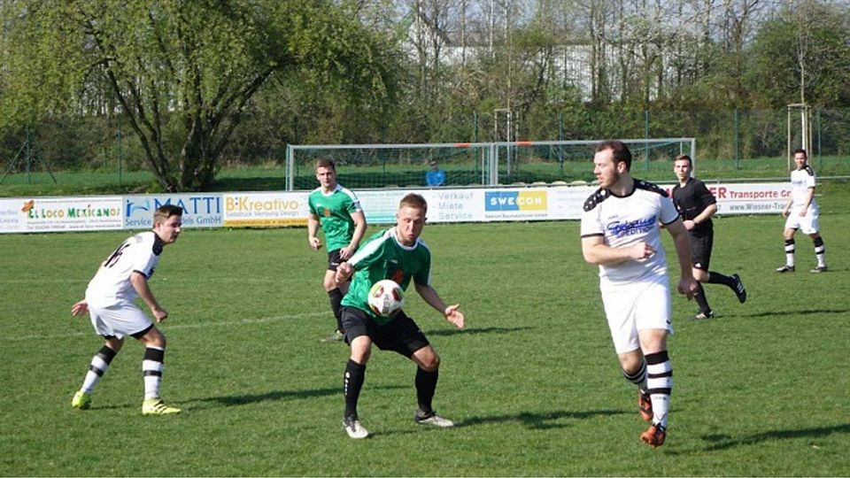 Der SV Eintracht Leipzig-Süd (hier mit Spielertrainer Rouven Göttsches, am Ball) reist am Samstag zum Aufsteigerduell nach Liebertwolkwitz. F: Vereinsarchiv ELS