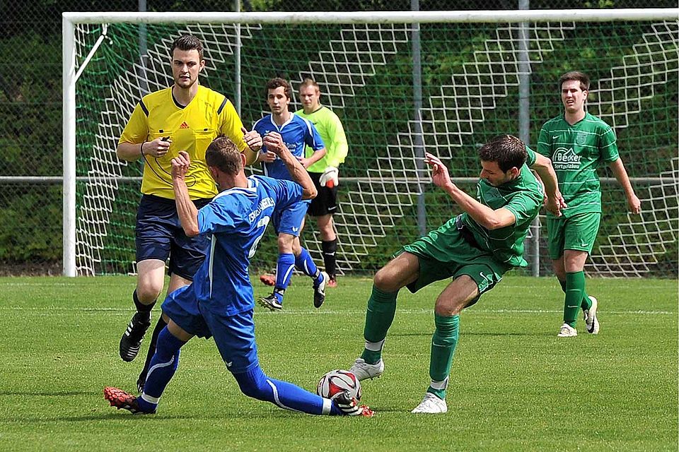 Das 0:0 reichte den in Blau spielenden Waldangellochern in Zuzenhausen nicht. Sie spieln in der kommenden Runde in der A-Klasse.F: Lörz