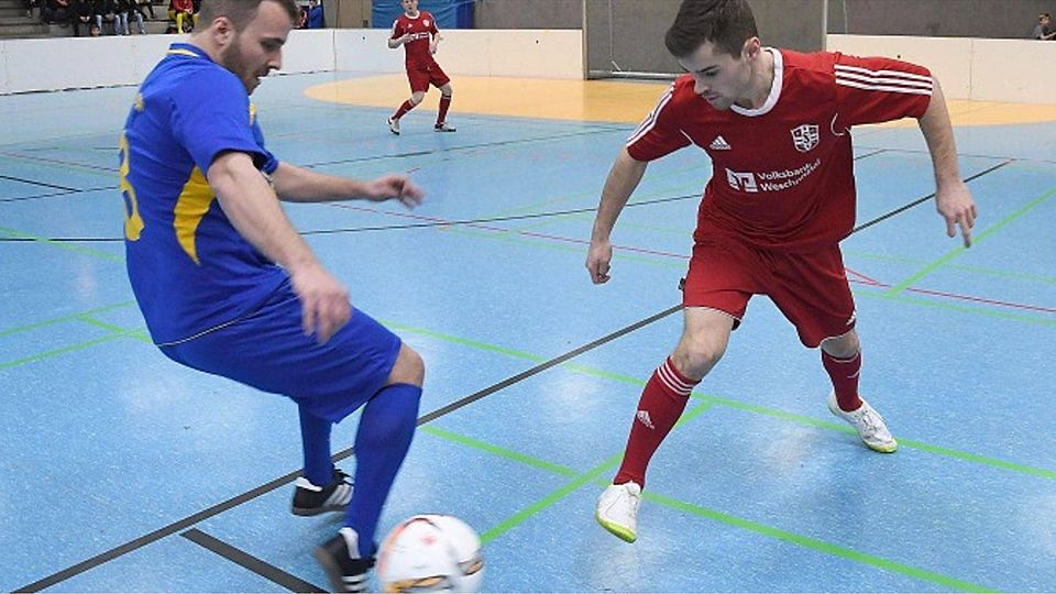 Fußball wird auch gearbeitet: Mörlenbachs Alexander Steffen (links) und Jan Landtzettel vom FC Fürth kämpfen um den Ball.