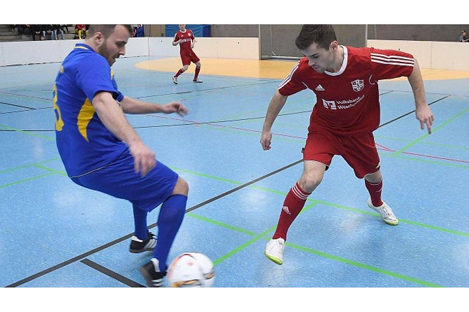 Fußball wird auch gearbeitet: Mörlenbachs Alexander Steffen (links) und Jan Landtzettel vom FC Fürth kämpfen um den Ball.