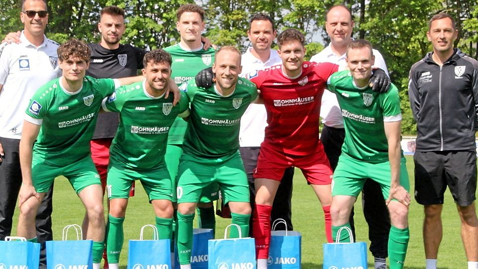 Eine ganze Reihe Spieler sowie das Trainergespann verabschiedete Sportdirektor Andreas Schröter (hinten links) im letzten Heimspiel des TSV Nördlingen.