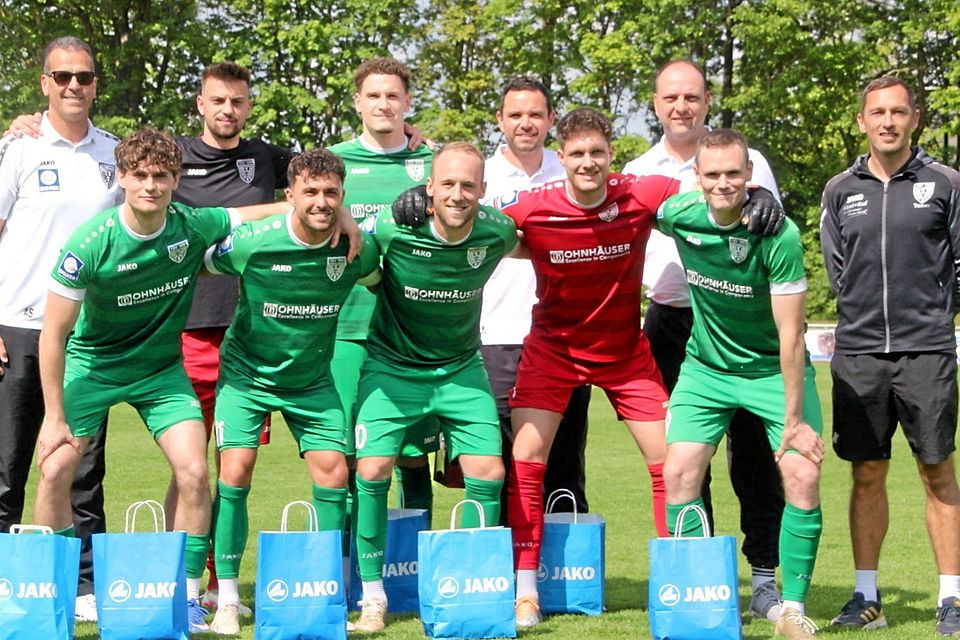 Eine ganze Reihe Spieler sowie das Trainergespann verabschiedete Sportdirektor Andreas Schröter (hinten links) im letzten Heimspiel des TSV Nördlingen.
