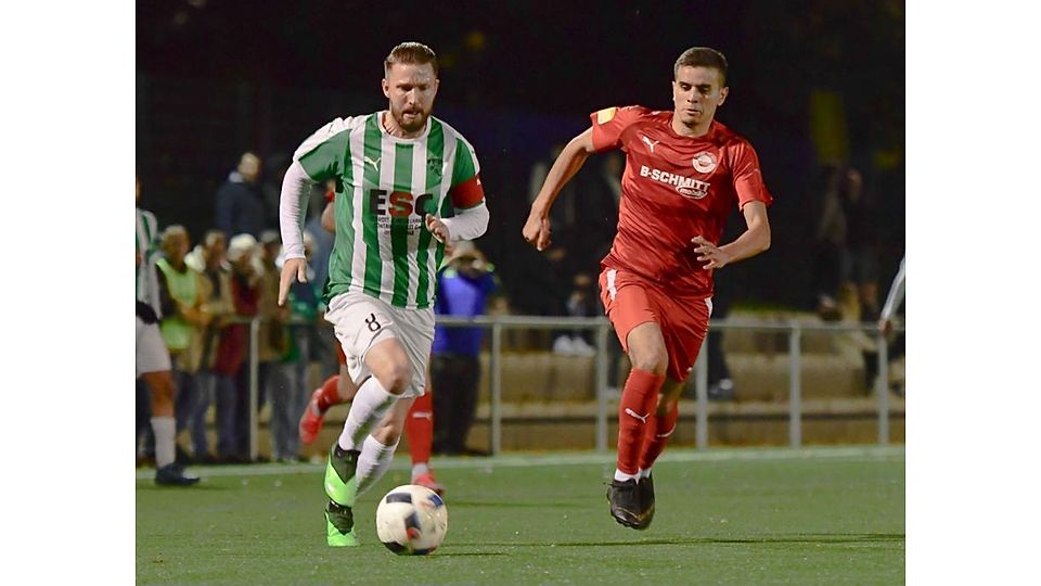 Laufduell: Kamil Kwiaton (links) gehörte zu den Spielern, die bei VfR Groß-Gerau von Corona betroffen waren. Im Kreispokal-Spiel gegen RW Walldorf (rechts Zaki Ech Chad) gab der VfR-Kapitän aber alles. Hessenligist Walldorf gewann letztlich 3:2	Foto: Uwe Krämer