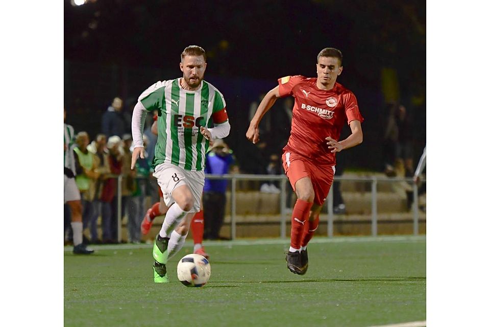 Laufduell: Kamil Kwiaton (links) gehörte zu den Spielern, die bei VfR Groß-Gerau von Corona betroffen waren. Im Kreispokal-Spiel gegen RW Walldorf (rechts Zaki Ech Chad) gab der VfR-Kapitän aber alles. Hessenligist Walldorf gewann letztlich 3:2	Foto: Uwe Krämer