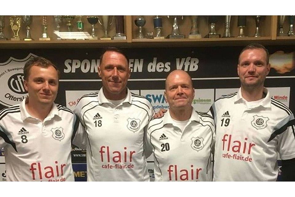 Mario Katte (z.v.l.) gemeinsam mit Abteilungsleiter Oliver Malchau (links), dem Sportlichen Leiter Lutz Feickert  (z. v. r.)  und Matthias Wölfer ( Sponsoring)        F. Verein