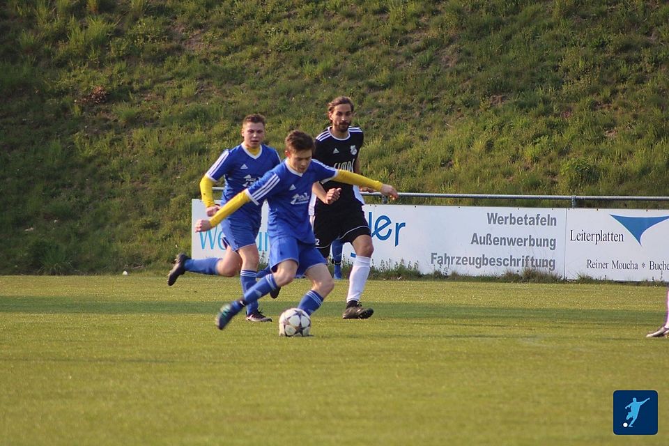 Kein Land sah der TSV Königstein (in Schwarz) beim dem wie aus einem Guß spielenden TuS aus Schnaittenbach (in Blau). Unser Bild stammt aus 2019.