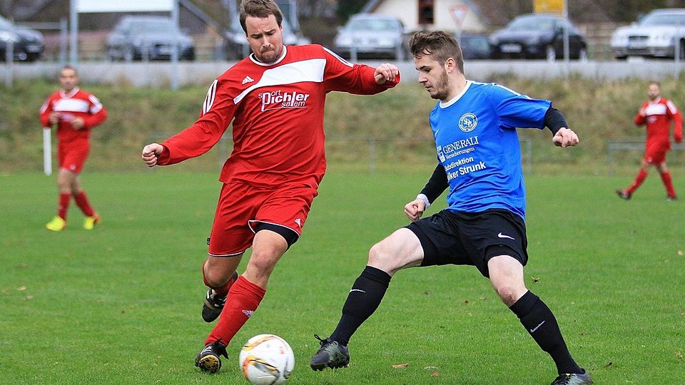 Uhldingens Tobias Stumpf (links) gegen Owingens Andre Eckstein (re.). Während Uhldingen im hinteren Tabellenmittelfeld strampelt, könnte Owingen noch einmal ganz vorne anklopfen. Foto: Karl-Heinz Bodon