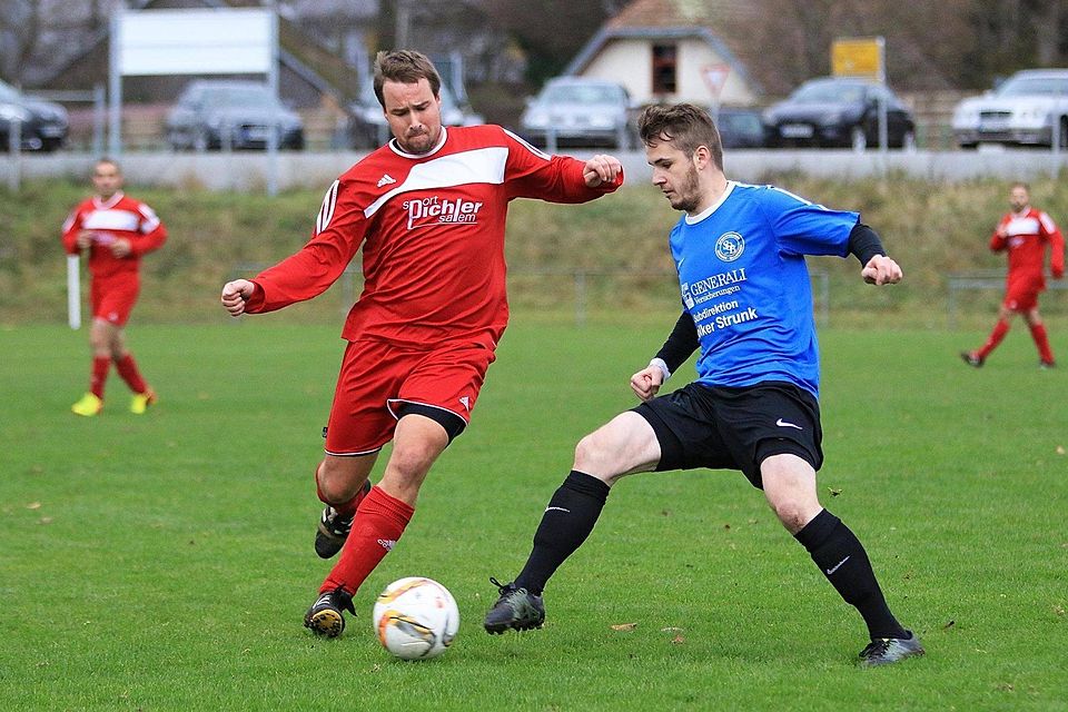 Uhldingens Tobias Stumpf (links) gegen Owingens Andre Eckstein (re.). Während Uhldingen im hinteren Tabellenmittelfeld strampelt, könnte Owingen noch einmal ganz vorne anklopfen. Foto: Karl-Heinz Bodon