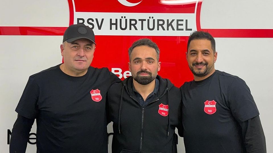 Faruk Namdar (li.) und Umut Ugur Binici (r.) mit dem Vereinsvorsitzenden Hamit Örs (Mitte)