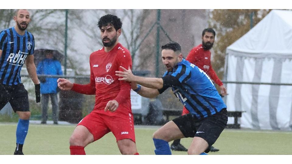 Während im Derby zwischen der SG Versbachtal (rechts Marco Badouin) und Türk Gücü Breidenbach (links Burak Aksoy) keine Mannschaft trifft, gibt es auf dem Cappeler Köppel und in Emsdorf einseitige Torfestivals.. © Jens Schmidt