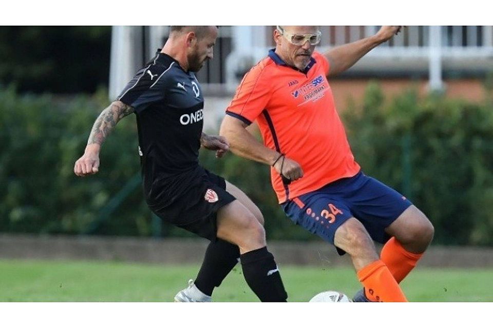 Mit 3:2 besiegte am Donnerstagabend der VfR Würzberg (links Rafael Rybak) in der B-Liga Odenwald die Spvgg Kinzigtal (rechts Nils Schäfer).	Foto: Herbert Krämer