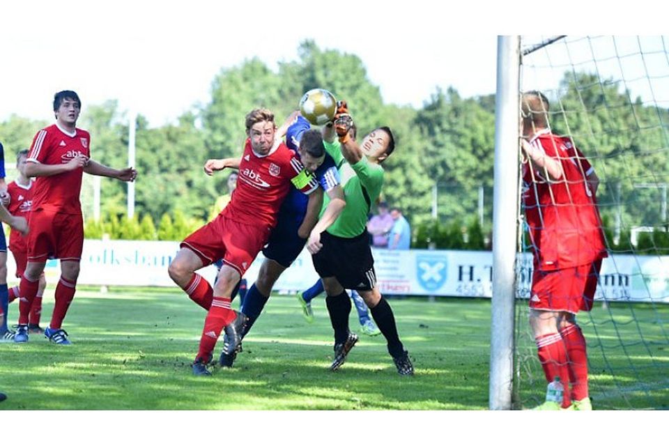 In dieser Szene können die Ankumer Florian Schnurpfeil (l.) und Gerrit Imdieke noch gegen Merzens Angreifer Mathias Geers noch klären. Später nicht mehr.Foto: Rolf Kamper