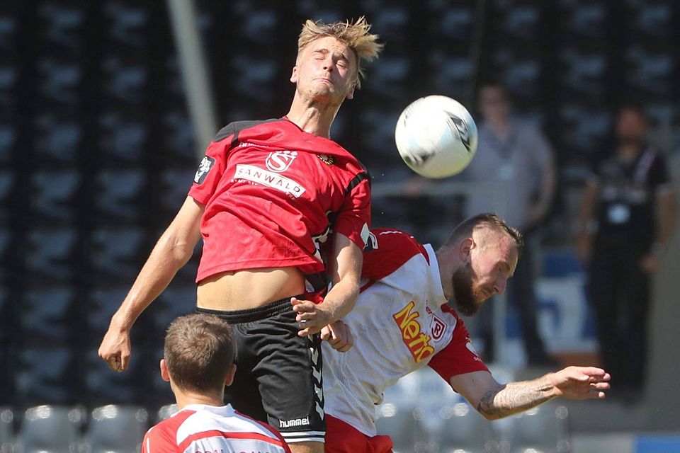 Trifft auf seinen Bruder Martin: Lucas Röser (rotes Trikot). F: Images Trifft auf seinen Bruder Martin: Lucas Röser (rotes Trikot). F: Images