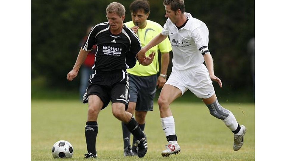 Derbys sind das Salz in der manchmal faden Fußball-Suppe, aber der TV Waltenhofen (links Jonas Prestel) und der ASV Hegge (rechts Marco Heider) gehen einen anderen Weg: Ab kommender Saison spielen sie zusammen in der Sportgemeinschaft (SG) Waltenhofen-Hegge.   F.: Michael Oswald