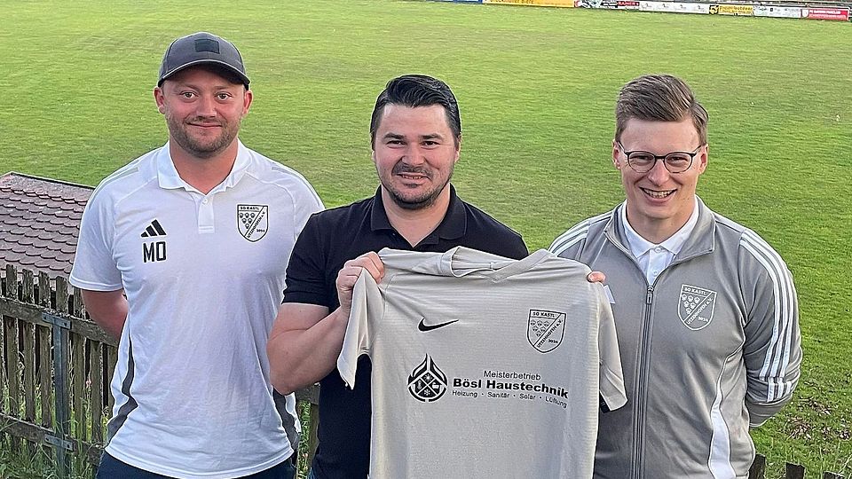 Utzenhofens Abteilungsleiter Moritz Riehl (links) und TuS-Beisitzer Alexander Baumer (rechts) freuen sich über die Verpflichtung von Trainer Daniel Hausner.