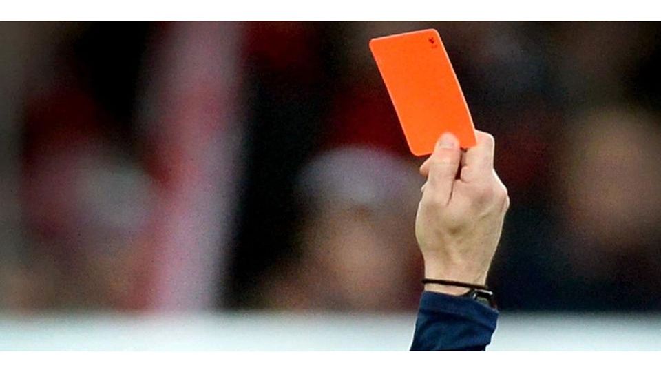 Nachdem ein Spieler des TSV Albshausen II in der Fußball-C-Liga-Begegnung gegen die SG Nauborn/Laufdorf den Schiedsrichter tätlich angegriffen haben soll, hat dieser das Spiel in der 15. Minute abgebrochen. (Symbolbild) Nachdem ein Spieler des TSV Albshausen II in der Fußball-C-Liga-Begegnung gegen die SG Nauborn/Laufdorf den Schiedsrichter tätlich angegriffen haben soll, hat dieser das Spiel in der 15. Minute abgebrochen. (Symbolbild) © dpa