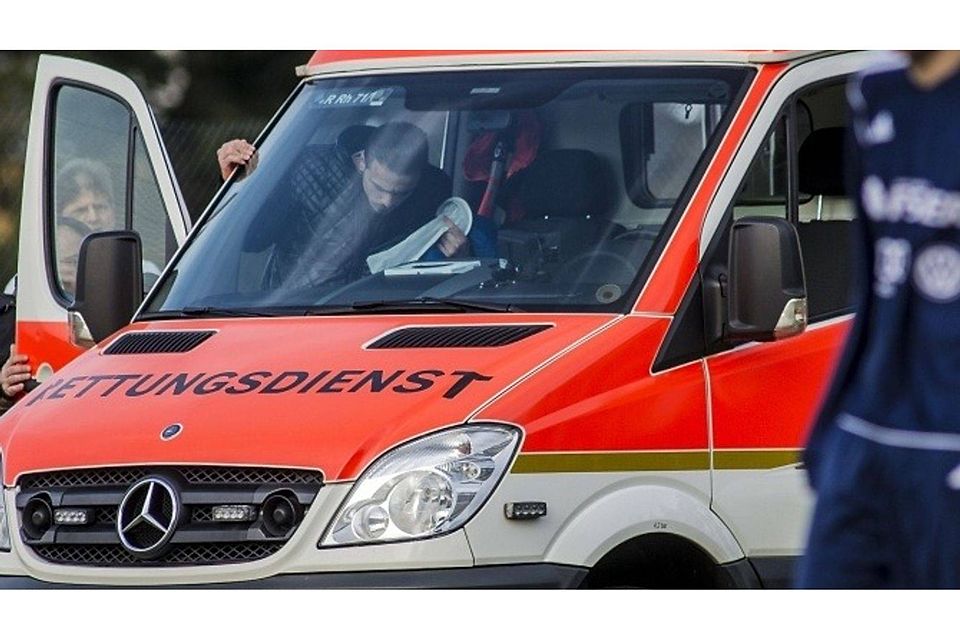 In Hennigsdorf musste der Rettungswagen einen verletzten B-Junioren-Spieler vom Platz ins Krankenhaus bringen. Symbolfoto: Paul Götz