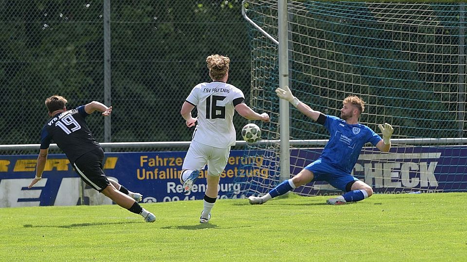 Und wieder ist er drin: Der VfB Bach schenkte Prüfening ein halbes Dutzend ein. In dieser Szene schlägt Kai Dirmeiers Schuss zum 4:0 ein.