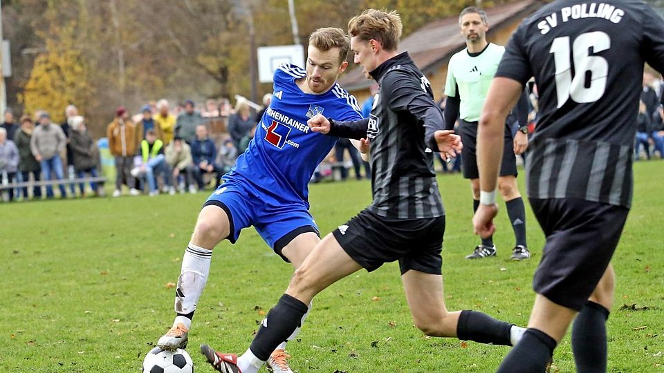 Duell mit dem ersten Unglücksraben: Ohlstadts Kapitän Franz Christoph Leis (in Blau, im Duell mit Fabio Hägl) brachte den SV Polling per Eigentor in Führung.