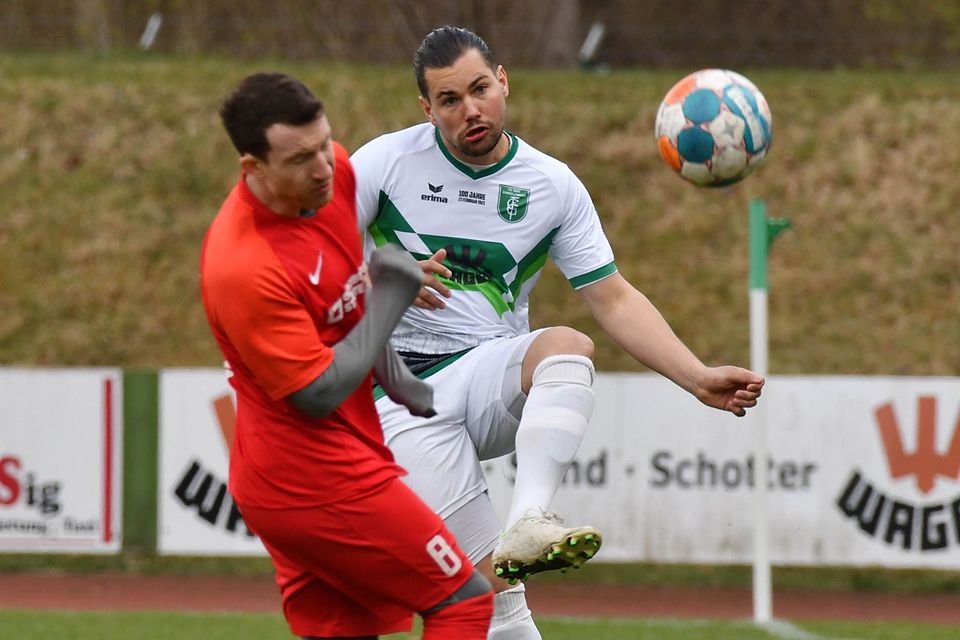 Per Freistoß schoss Elias Weichler (rechts) die U23 des FC Gundelfingen zum Heimsieg gegen Reisensburg.