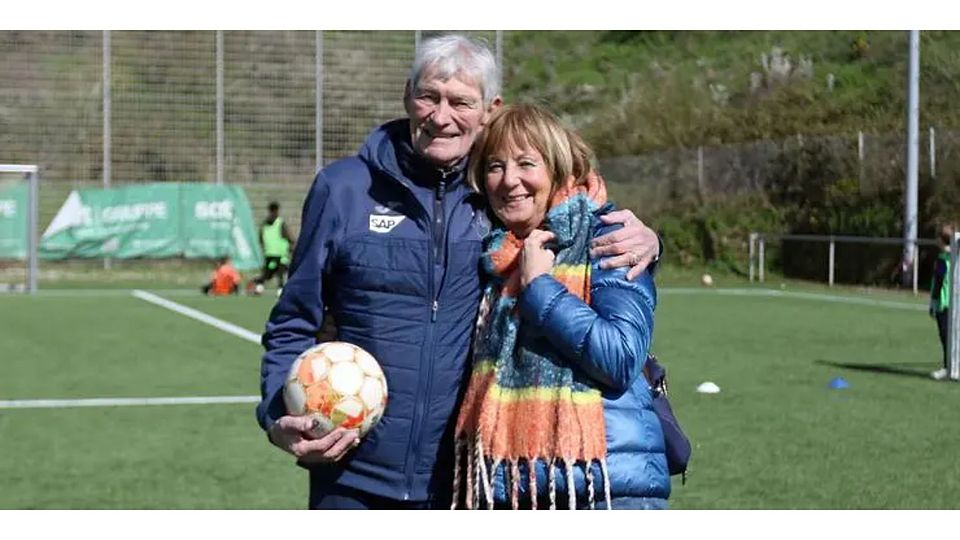 Seine Frau Roswitha hilft bei so mancher „Baustelle", aber auch mit 85 Jahren ist der ehemalige Bundesliga-Torwart Horst-Dieter Strich fit genug für den Fußballplatz und die Arbeit in seiner Jugendtorwartschule.   Foto: Christine Dirigo/pakalski-press