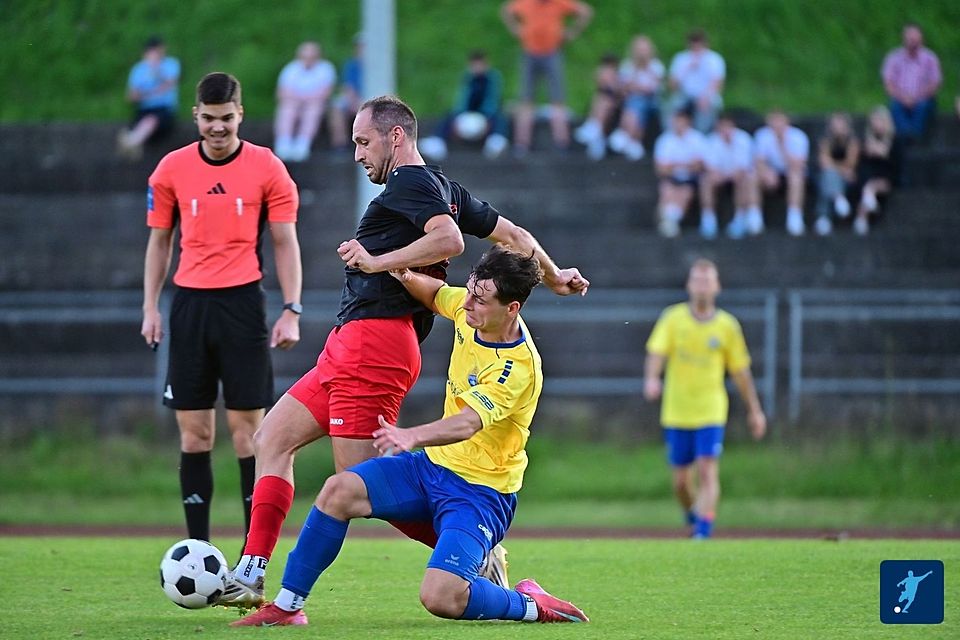 Auf die Socken gab`s bislang für Christoph Traxinger (schwarzes Trikot) und den Sturm. Gelingt Hauzenberg in München der erste Punktgewinn? Auf die Socken gab`s bislang für Christoph Traxinger (schwarzes Trikot) und den Sturm. Gelingt Hauzenberg in München der erste Punktgewinn?