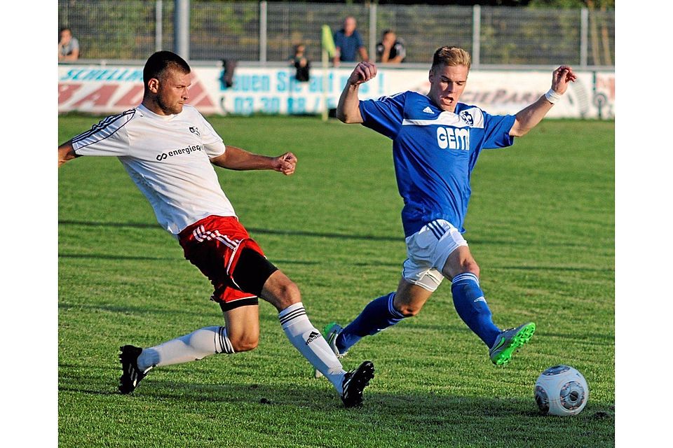 Minimalerfolg: Schon gegen den FC Falkenthaler Füchse holte der SV Zehdenick (blaue Trikots) einen Punkt (1:1). Foto: Stephanie Fedders