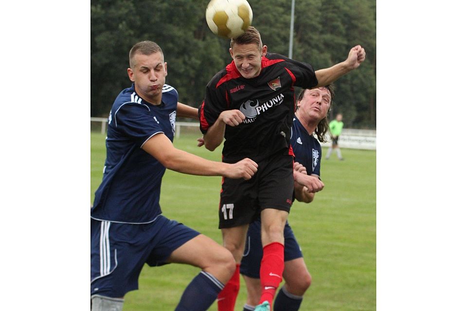 Kevin Berger (l.) vom SV Kloster Lehnin traf diese Saison schon sieben Mal.