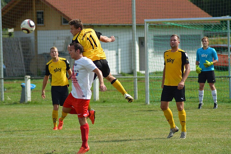 Ortenbergs Florian Meissner springt in dieser Szene über Dauernheims Kevin Fischer hinweg, die „Gelb-Schwarzen“ gewinnen auch die Partie bei den „Weiß-Roten“ mit 3:1 und springen an die Tabellenspitze.	Fotos: erg