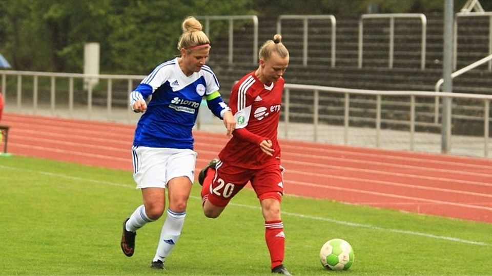 Wörrstadts Fußballerfrauen (rechts) wollen gegen den FC Marnheim bestehen. F: Wolff