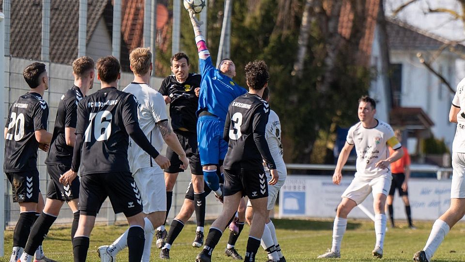 Fels in der Brandung: Moosinnings Torwart David Auerweck behält im Getümmel die Oberhand. Einmal muss er aber hinter sich greifen, was Berglern zum Sieg reicht.
