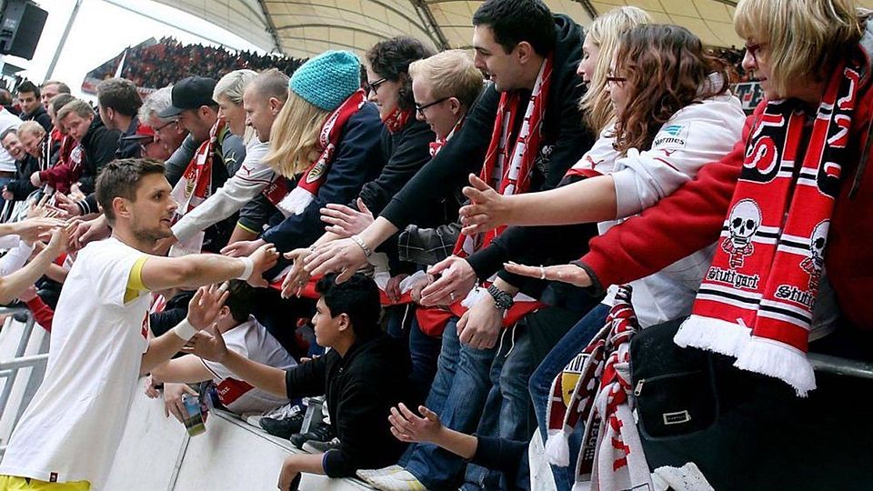 In Schrozberg können die Fans den VfB-Idolen - hier Torhüter Sven Ulreich - ganz nahekommen. Foto: imago/Pressefoto Baumann