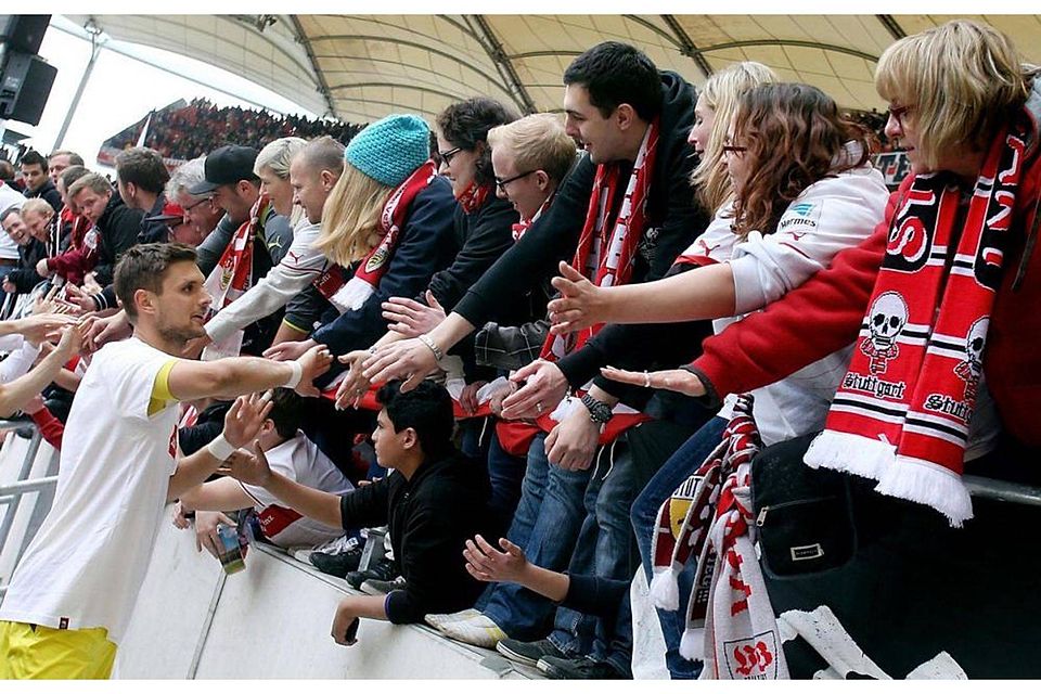 In Schrozberg können die Fans den VfB-Idolen - hier Torhüter Sven Ulreich - ganz nahekommen. Foto: imago/Pressefoto Baumann