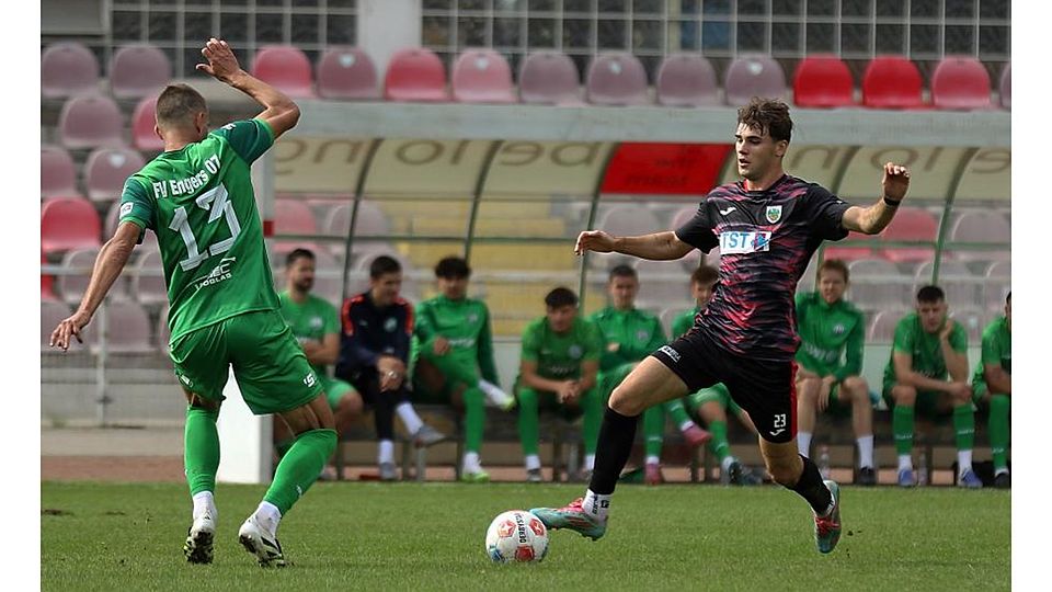 Wormatia-Allrounder Laurenz Graf (hier am Ball beim eimspiel gegen den FV Engers) bleibt auch künftig Wormate.	Archivfoto: Dirigo/pakalski-press