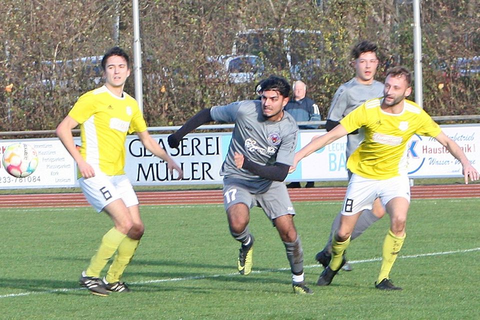 Türkgücü Königsbrunn (in der Mitte: Mert Akkurt) musste sich dem TSV Babenhausen mit 1:2 geschlagen geben. 