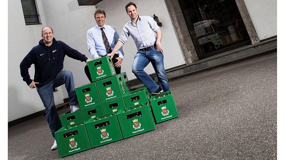 Christian Kurth (FuPa Niederrhein), Frank Tichelkamp (Brauerei Königshof) und Michael Jasmund (REGIONALE SPORTHELDEN) freuen sich auf das Team-Shooting in Krefeld.