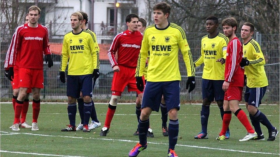 F: Gerhard Reidt Für den 1. FC Schwalmstadt (gelbe Trikots) wird es heute in der heimischen Halle in Treysa ernst.